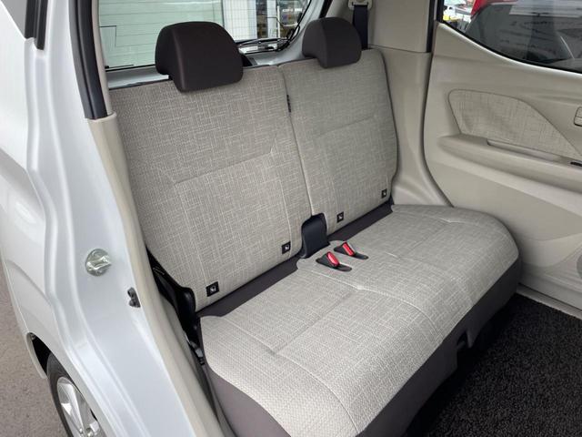 後部座席も気になるようなキズ・汚れやへたり等、大きなダメージはなく、良好な状態です。