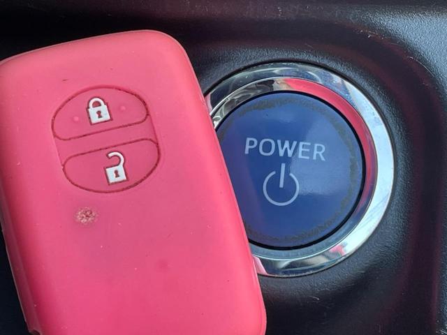 アクア Ｇブラックソフトレザーセレクション　純正７インチナビ　プリクラッシュセーフティ　バックカメラ　合皮シート　スマートキー　ＥＴＣ　クルコン　ＬＥＤヘッド　デジタルインナーミラー　車線逸脱警報　オートライト　Ｂｌｕｅｔｏｏｔｈ再生（7枚目）