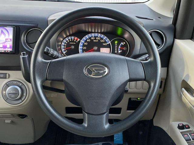 �C���e���A�ɍ��킹���f�U�C���̃X�e�A�����O�́A�^�]�������̂��Ƃ��l���A�^�]���₷���`��A�傫���ł��B�����x�A���ۂɐG���Ă��m���߂��������B