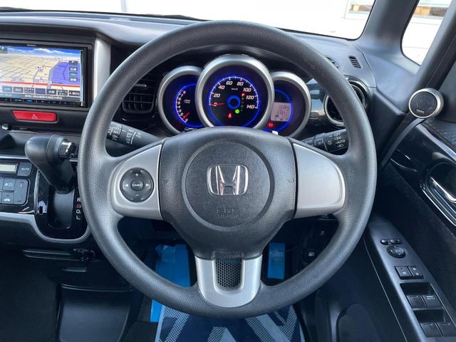 �C���e���A�ɍ��킹���f�U�C���̃X�e�A�����O�́A�^�]�������̂��Ƃ��l���A�^�]���₷���`��A�傫���ł��B�����x�A���ۂɐG���Ă��m���߂��������B