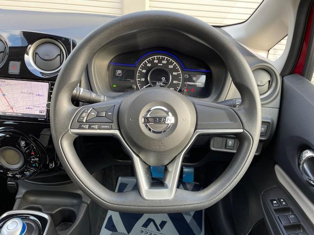 �C���e���A�ɍ��킹���f�U�C���̃X�e�A�����O�́A�^�]�������̂��Ƃ��l���A�^�]���₷���`��A�傫���ł��B�����x�A���ۂɐG���Ă��m���߂��������B