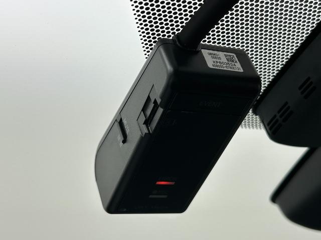 プリウスＰＨＶ Ｓナビパッケージ　メーカー１１．６型ナビ（ＢＴ，フルセグＴＶ）　Ｂカメラ　純正ドラレコ　ビルトインＥＴＣ２．０　ＡＣＣ　コーナーセンサー　衝突軽減　レーンキープ　シートヒーター　ステアリングヒーター　純正１５インチＡＷ（13枚目）