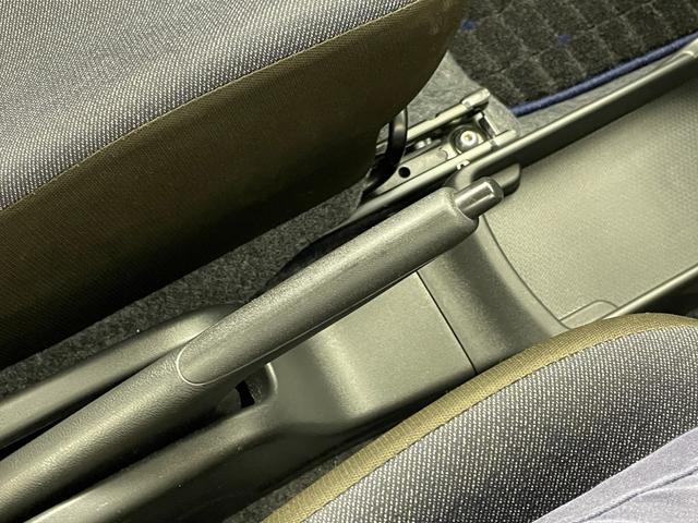 アルト L リアコーナーセンサー アイドリングストップ 横滑り防止 車線逸脱警報 電動格納ミラー 純正フロアマット 社外CDデッキ Bluetooth USB 保証書 取説 スペアキーx1 ヘッドライトレベライザ(19枚目)