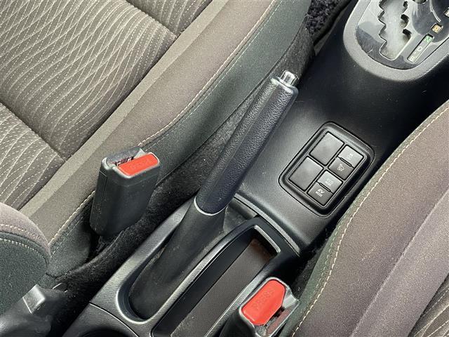 アクア G セーフティセンス ALPINE7インチナビ バックカメラ クルーズコントロール LED オートマチックハイビーム ワイパーデアイサー 横滑り防止装置 スマートキー スペアキー オートエアコン 禁煙車(32枚目)