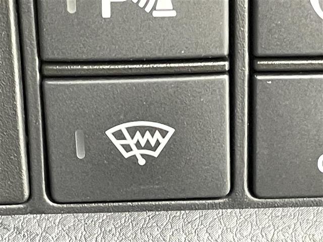 フィット e:HEVホーム 禁煙車 純正ナビ フルセグ バックカメラ ホンダセンシング 追従クルーズコントロール レーンキープアシスト オートライト 前後ドライブレコーダー ETC 横滑り防止装置 フロントガラス熱線スイッチ(9枚目)