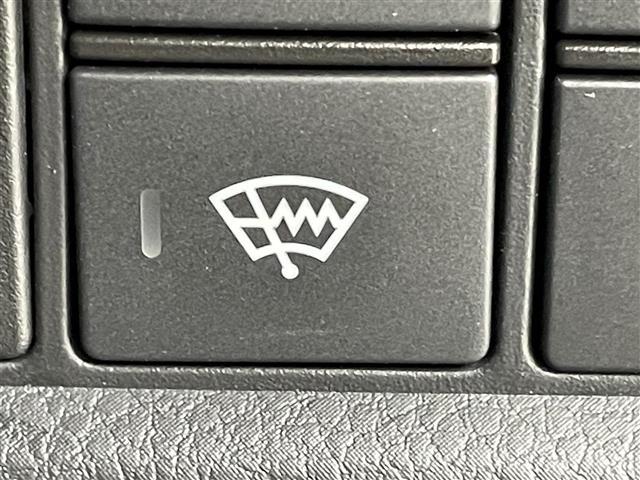 フィット e:HEVホーム 禁煙車 純正ナビ フルセグ バックカメラ ホンダセンシング 追従クルーズコントロール レーンキープアシスト オートライト 前後ドライブレコーダー ETC 横滑り防止装置 フロントガラス熱線スイッチ(11枚目)