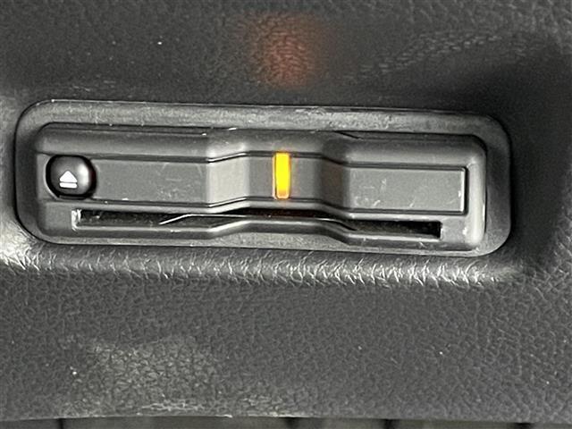 フィット e:HEVホーム 禁煙車 純正ナビ フルセグ バックカメラ ホンダセンシング 追従クルーズコントロール レーンキープアシスト オートライト 前後ドライブレコーダー ETC 横滑り防止装置 フロントガラス熱線スイッチ(13枚目)