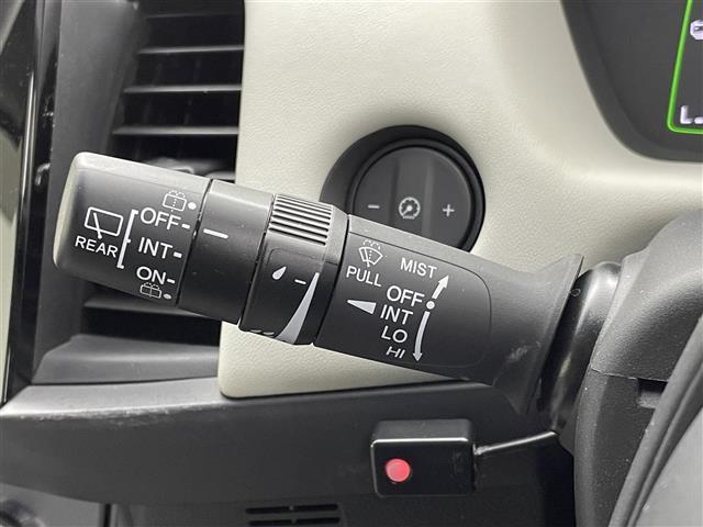 フィット e:HEVホーム 禁煙車 純正ナビ フルセグ バックカメラ ホンダセンシング 追従クルーズコントロール レーンキープアシスト オートライト 前後ドライブレコーダー ETC 横滑り防止装置 フロントガラス熱線スイッチ(22枚目)