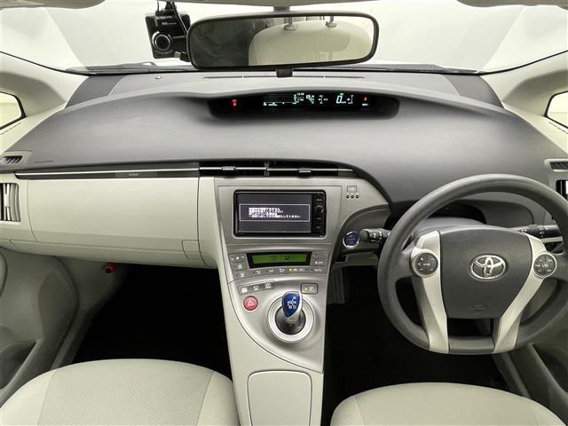 プリウス Ｓ　純正７インチナビ　バックカメラ　ＨＩＤオートライト　フォグランプ　ステリングリモコン　プッシュスタート　スマートキー　ＥＴＣ　横滑り防止装置　純正フロアマット　カーテンエアバッグ　オートエアコン　禁煙（2枚目）