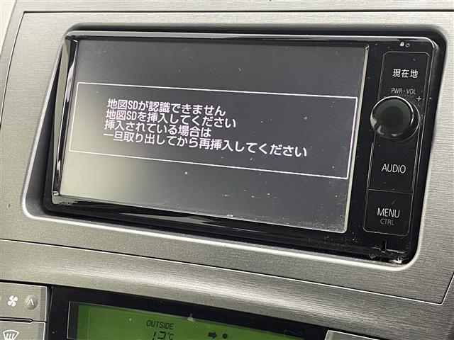 プリウス Ｓ　純正７インチナビ　バックカメラ　ＨＩＤオートライト　フォグランプ　ステリングリモコン　プッシュスタート　スマートキー　ＥＴＣ　横滑り防止装置　純正フロアマット　カーテンエアバッグ　オートエアコン　禁煙（4枚目）