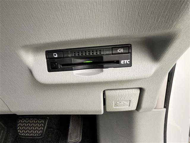 プリウス Ｓ　純正７インチナビ　バックカメラ　ＨＩＤオートライト　フォグランプ　ステリングリモコン　プッシュスタート　スマートキー　ＥＴＣ　横滑り防止装置　純正フロアマット　カーテンエアバッグ　オートエアコン　禁煙（8枚目）