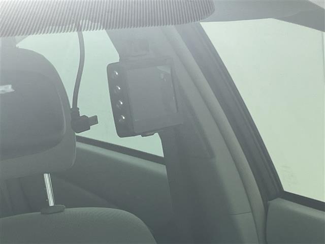 プリウス Ｓ　純正７インチナビ　バックカメラ　ＨＩＤオートライト　フォグランプ　ステリングリモコン　プッシュスタート　スマートキー　ＥＴＣ　横滑り防止装置　純正フロアマット　カーテンエアバッグ　オートエアコン　禁煙（9枚目）