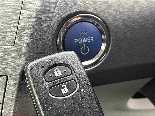 プリウス Ｓ　純正７インチナビ　バックカメラ　ＨＩＤオートライト　フォグランプ　ステリングリモコン　プッシュスタート　スマートキー　ＥＴＣ　横滑り防止装置　純正フロアマット　カーテンエアバッグ　オートエアコン　禁煙（10枚目）