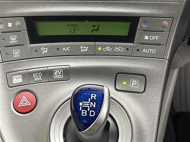 プリウス Ｓ　純正７インチナビ　バックカメラ　ＨＩＤオートライト　フォグランプ　ステリングリモコン　プッシュスタート　スマートキー　ＥＴＣ　横滑り防止装置　純正フロアマット　カーテンエアバッグ　オートエアコン　禁煙（12枚目）