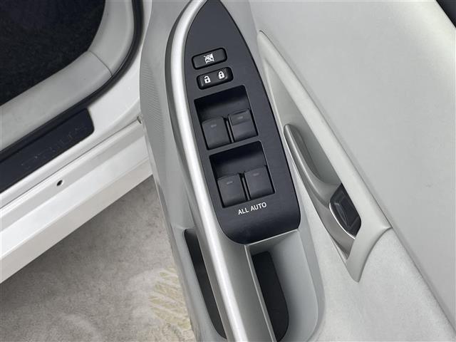 プリウス Ｓ　純正７インチナビ　バックカメラ　ＨＩＤオートライト　フォグランプ　ステリングリモコン　プッシュスタート　スマートキー　ＥＴＣ　横滑り防止装置　純正フロアマット　カーテンエアバッグ　オートエアコン　禁煙（14枚目）