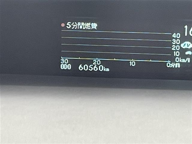 プリウス Ｓ　純正７インチナビ　バックカメラ　ＨＩＤオートライト　フォグランプ　ステリングリモコン　プッシュスタート　スマートキー　ＥＴＣ　横滑り防止装置　純正フロアマット　カーテンエアバッグ　オートエアコン　禁煙（16枚目）