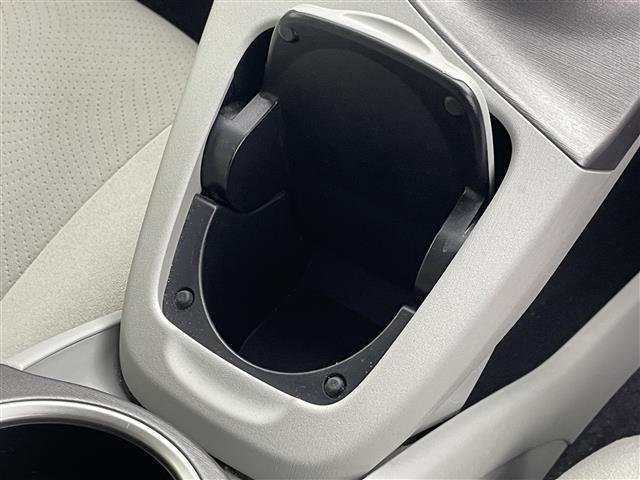 プリウス Ｓ　純正７インチナビ　バックカメラ　ＨＩＤオートライト　フォグランプ　ステリングリモコン　プッシュスタート　スマートキー　ＥＴＣ　横滑り防止装置　純正フロアマット　カーテンエアバッグ　オートエアコン　禁煙（22枚目）