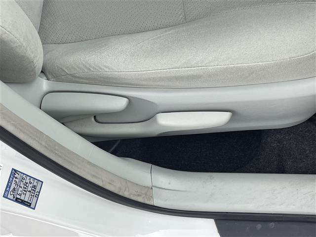 プリウス Ｓ　純正７インチナビ　バックカメラ　ＨＩＤオートライト　フォグランプ　ステリングリモコン　プッシュスタート　スマートキー　ＥＴＣ　横滑り防止装置　純正フロアマット　カーテンエアバッグ　オートエアコン　禁煙（31枚目）