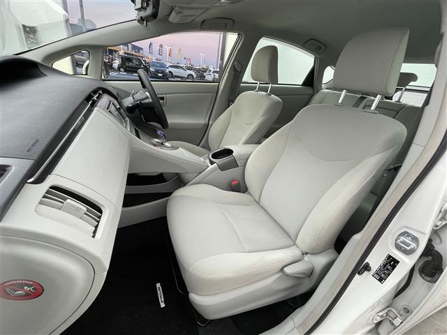 プリウス Ｓ　純正７インチナビ　バックカメラ　ＨＩＤオートライト　フォグランプ　ステリングリモコン　プッシュスタート　スマートキー　ＥＴＣ　横滑り防止装置　純正フロアマット　カーテンエアバッグ　オートエアコン　禁煙（34枚目）