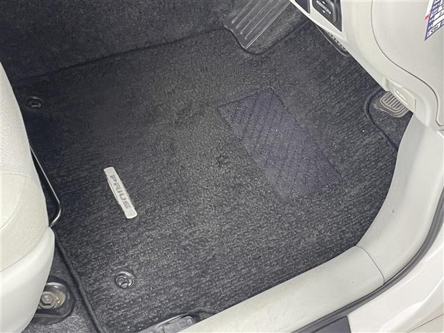 プリウス Ｓ　純正７インチナビ　バックカメラ　ＨＩＤオートライト　フォグランプ　ステリングリモコン　プッシュスタート　スマートキー　ＥＴＣ　横滑り防止装置　純正フロアマット　カーテンエアバッグ　オートエアコン　禁煙（42枚目）