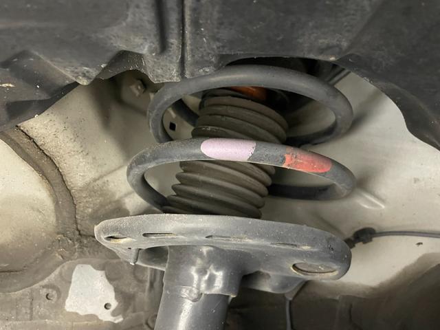 プリウス Ｓ　純正７インチナビ　バックカメラ　ＨＩＤオートライト　フォグランプ　ステリングリモコン　プッシュスタート　スマートキー　ＥＴＣ　横滑り防止装置　純正フロアマット　カーテンエアバッグ　オートエアコン　禁煙（63枚目）