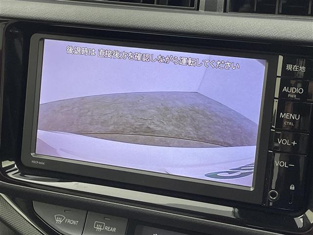 アクア S 衝突被害軽減ブレーキ 純正7インチナビ バックカメラ HIDライト オートマチックハイビーム ステアリングリモコン レーンディパーチャーアラート リモコンキー 横滑り防止装置 ビルトインETC 禁煙車(3枚目)