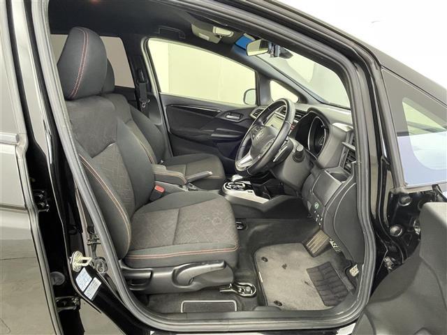 フィットハイブリッド Sパッケージ 純正7インチナビ クルーズコントロール LEDライト 純正16インチアルミホイール ステアリングリモコン パドルシフト アイドリングストップ 横滑り防止装置 オートエアコン スマートキー 禁煙車(17枚目)