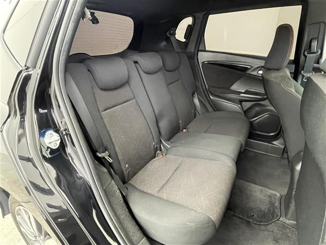 フィットハイブリッド Sパッケージ 純正7インチナビ クルーズコントロール LEDライト 純正16インチアルミホイール ステアリングリモコン パドルシフト アイドリングストップ 横滑り防止装置 オートエアコン スマートキー 禁煙車(18枚目)