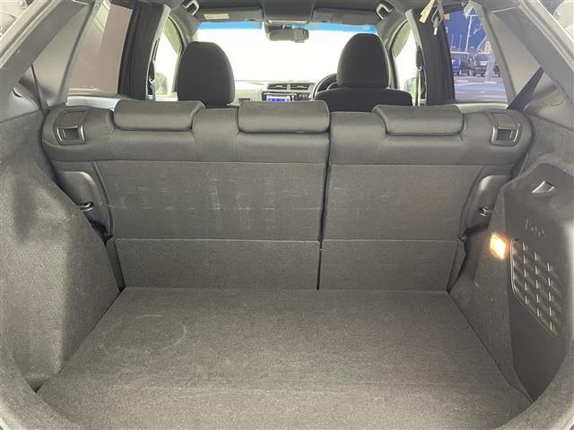 フィットハイブリッド Sパッケージ 純正7インチナビ クルーズコントロール LEDライト 純正16インチアルミホイール ステアリングリモコン パドルシフト アイドリングストップ 横滑り防止装置 オートエアコン スマートキー 禁煙車(24枚目)