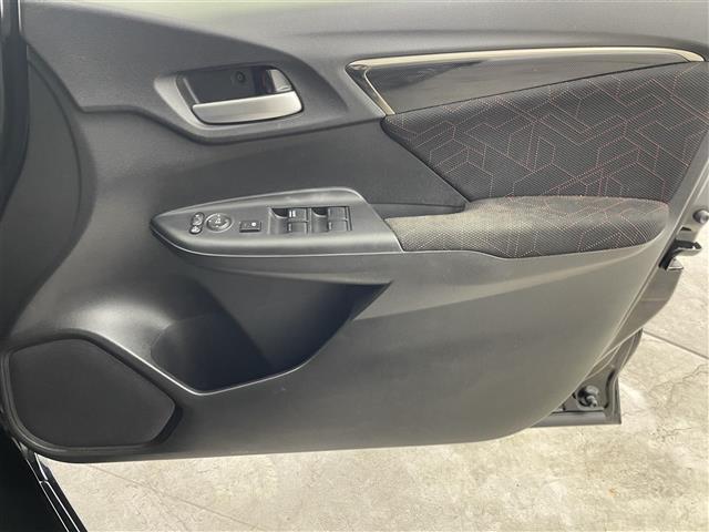 フィットハイブリッド Sパッケージ 純正7インチナビ クルーズコントロール LEDライト 純正16インチアルミホイール ステアリングリモコン パドルシフト アイドリングストップ 横滑り防止装置 オートエアコン スマートキー 禁煙車(39枚目)