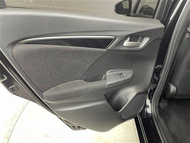 フィットハイブリッド Sパッケージ 純正7インチナビ クルーズコントロール LEDライト 純正16インチアルミホイール ステアリングリモコン パドルシフト アイドリングストップ 横滑り防止装置 オートエアコン スマートキー 禁煙車(40枚目)