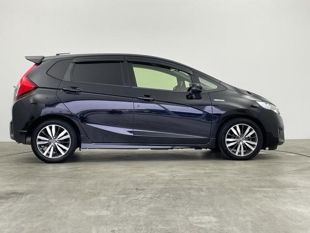 フィットハイブリッド Sパッケージ 純正7インチナビ クルーズコントロール LEDライト 純正16インチアルミホイール ステアリングリモコン パドルシフト アイドリングストップ 横滑り防止装置 オートエアコン スマートキー 禁煙車(50枚目)