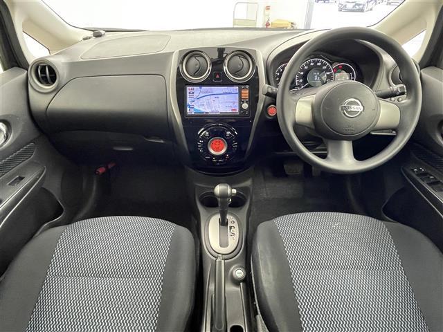 ノート Ｘ　ＤＩＧ－Ｓ　純正７インチナビ　バックカメラ　ヘッドライトレベライザー　純正１４インチアルミホイール　オートエアコン　横滑り防止装置　盗難防止装置　スマートキー　プッシュスタート　ＥＴＣ　アイドリングストップ　禁煙（2枚目）