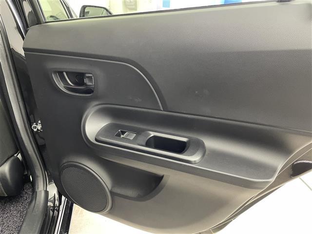 アクア S 社外7インチナビ バックカメラ LEDライト ヘッドライトレベライザー ステアリングリモコン スマートキー プッシュスタート ドライブレコーダー ETC 電動格納ミラー 横滑り防止装置 禁煙車(41枚目)