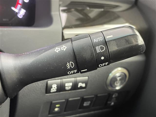 ヴェルファイア ２．４Ｚ　ゴールデンアイズ　フリップダウンモニター　純正８インチナビ　バックカメラ　両側パワースライドドア　クルーズコントロール　ＨＩＤオートライト　ハーフレザーシート　オットマン　パワーバックドア　スマートキー　ＥＴＣ　禁煙車（14枚目）