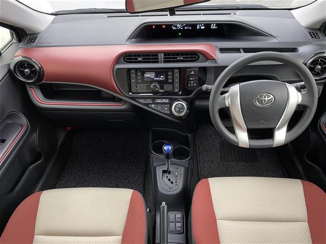 アクア S セーフティセンス 純正オーディオ HIDオ-トライト オートマチックハイビーム 車線逸脱防止警報 横滑防止装置 盗難防止装置 スマートキー オートエアコン 純正フロアマット アイドリングストップ 禁煙(2枚目)