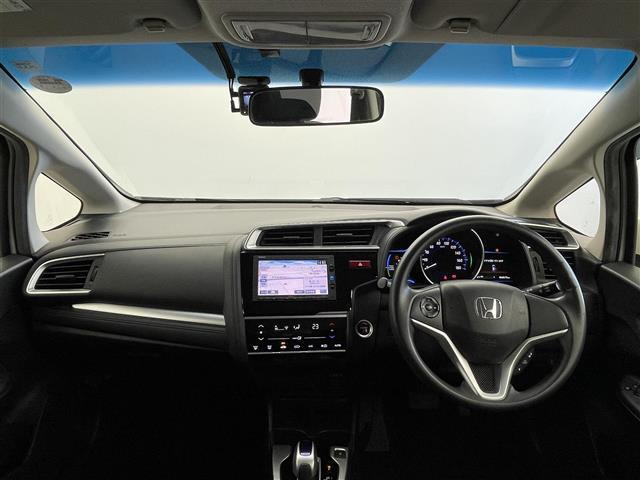 フィットハイブリッド Ｆパッケージ　純正ナビ　バックカメラ　ＥＴＣ　前後ドラレコ　フルセグＴＶ　ＨＩＤヘッドライト　ライトリベライザー　ＵＳＢ入力端子　プッシュスタートボタン　スマートキー　ステアリングスイッチ　横滑り防止装置　禁煙車（2枚目）