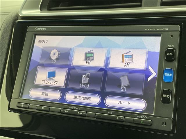 フィットハイブリッド Ｆパッケージ　純正ナビ　バックカメラ　ＥＴＣ　前後ドラレコ　フルセグＴＶ　ＨＩＤヘッドライト　ライトリベライザー　ＵＳＢ入力端子　プッシュスタートボタン　スマートキー　ステアリングスイッチ　横滑り防止装置　禁煙車（4枚目）