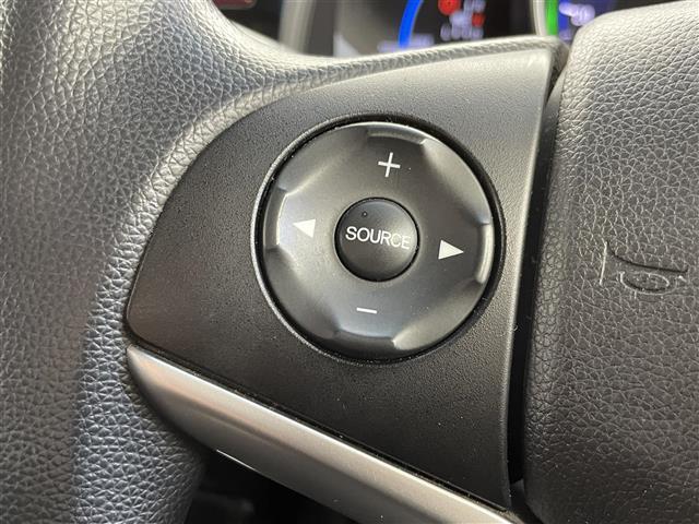 フィットハイブリッド Ｆパッケージ　純正ナビ　バックカメラ　ＥＴＣ　前後ドラレコ　フルセグＴＶ　ＨＩＤヘッドライト　ライトリベライザー　ＵＳＢ入力端子　プッシュスタートボタン　スマートキー　ステアリングスイッチ　横滑り防止装置　禁煙車（10枚目）