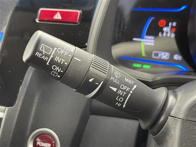 フィットハイブリッド Ｆパッケージ　純正ナビ　バックカメラ　ＥＴＣ　前後ドラレコ　フルセグＴＶ　ＨＩＤヘッドライト　ライトリベライザー　ＵＳＢ入力端子　プッシュスタートボタン　スマートキー　ステアリングスイッチ　横滑り防止装置　禁煙車（15枚目）