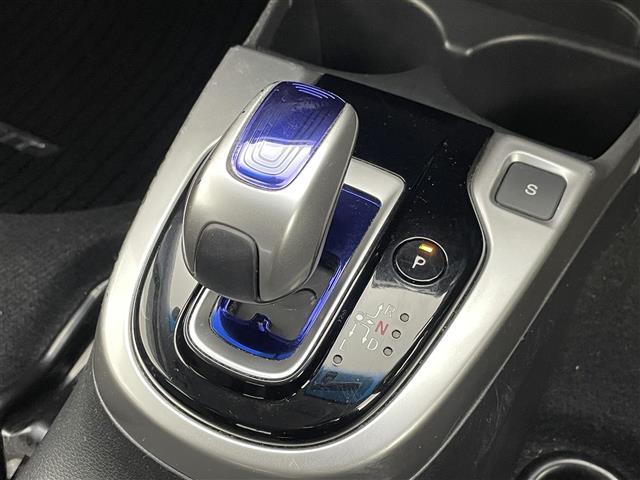 フィットハイブリッド Ｆパッケージ　純正ナビ　バックカメラ　ＥＴＣ　前後ドラレコ　フルセグＴＶ　ＨＩＤヘッドライト　ライトリベライザー　ＵＳＢ入力端子　プッシュスタートボタン　スマートキー　ステアリングスイッチ　横滑り防止装置　禁煙車（21枚目）