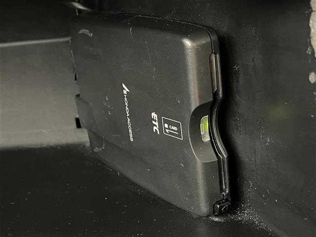 フィットハイブリッド Ｆパッケージ　純正ナビ　バックカメラ　ＥＴＣ　前後ドラレコ　フルセグＴＶ　ＨＩＤヘッドライト　ライトリベライザー　ＵＳＢ入力端子　プッシュスタートボタン　スマートキー　ステアリングスイッチ　横滑り防止装置　禁煙車（22枚目）