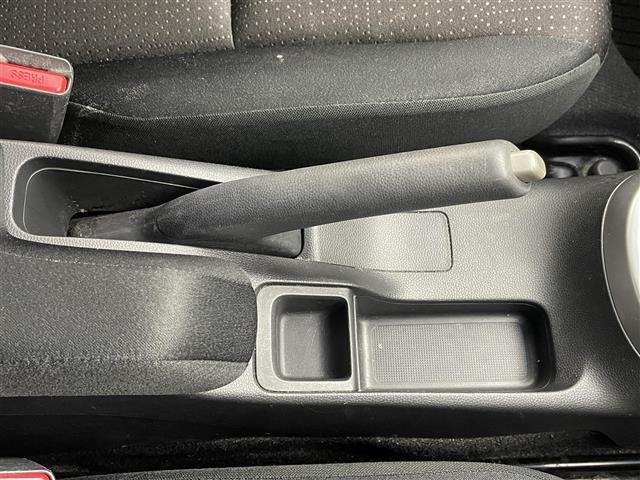 フィットハイブリッド Ｆパッケージ　純正ナビ　バックカメラ　ＥＴＣ　前後ドラレコ　フルセグＴＶ　ＨＩＤヘッドライト　ライトリベライザー　ＵＳＢ入力端子　プッシュスタートボタン　スマートキー　ステアリングスイッチ　横滑り防止装置　禁煙車（26枚目）