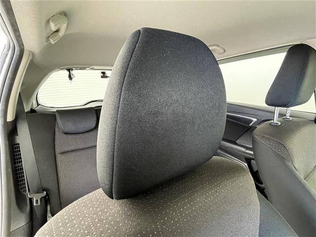 フィットハイブリッド Ｆパッケージ　純正ナビ　バックカメラ　ＥＴＣ　前後ドラレコ　フルセグＴＶ　ＨＩＤヘッドライト　ライトリベライザー　ＵＳＢ入力端子　プッシュスタートボタン　スマートキー　ステアリングスイッチ　横滑り防止装置　禁煙車（30枚目）