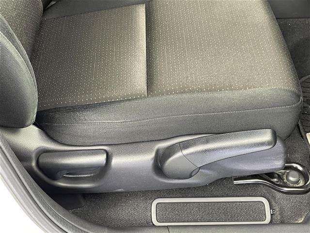 フィットハイブリッド Ｆパッケージ　純正ナビ　バックカメラ　ＥＴＣ　前後ドラレコ　フルセグＴＶ　ＨＩＤヘッドライト　ライトリベライザー　ＵＳＢ入力端子　プッシュスタートボタン　スマートキー　ステアリングスイッチ　横滑り防止装置　禁煙車（31枚目）