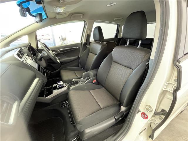 フィットハイブリッド Ｆパッケージ　純正ナビ　バックカメラ　ＥＴＣ　前後ドラレコ　フルセグＴＶ　ＨＩＤヘッドライト　ライトリベライザー　ＵＳＢ入力端子　プッシュスタートボタン　スマートキー　ステアリングスイッチ　横滑り防止装置　禁煙車（33枚目）