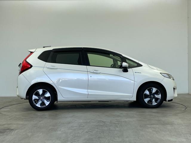 フィットハイブリッド Ｆパッケージ　純正ナビ　バックカメラ　ＥＴＣ　前後ドラレコ　フルセグＴＶ　ＨＩＤヘッドライト　ライトリベライザー　ＵＳＢ入力端子　プッシュスタートボタン　スマートキー　ステアリングスイッチ　横滑り防止装置　禁煙車（54枚目）