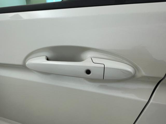 フィットハイブリッド Ｆパッケージ　純正ナビ　バックカメラ　ＥＴＣ　前後ドラレコ　フルセグＴＶ　ＨＩＤヘッドライト　ライトリベライザー　ＵＳＢ入力端子　プッシュスタートボタン　スマートキー　ステアリングスイッチ　横滑り防止装置　禁煙車（61枚目）