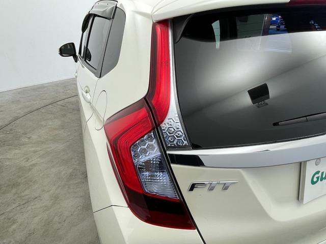 フィットハイブリッド Ｆパッケージ　純正ナビ　バックカメラ　ＥＴＣ　前後ドラレコ　フルセグＴＶ　ＨＩＤヘッドライト　ライトリベライザー　ＵＳＢ入力端子　プッシュスタートボタン　スマートキー　ステアリングスイッチ　横滑り防止装置　禁煙車（64枚目）