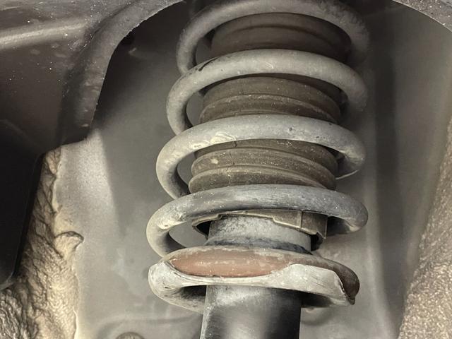 劣化から守って光沢をキープする『モールコート』。樹脂パーツの劣化を防止し、ガラス被膜により、白化を予防するなど光り輝く色をキープするのに効果を発揮します。